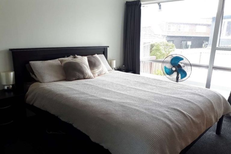 Photo of property in 2/290 Glenfield Road, Glenfield, Auckland, 0629