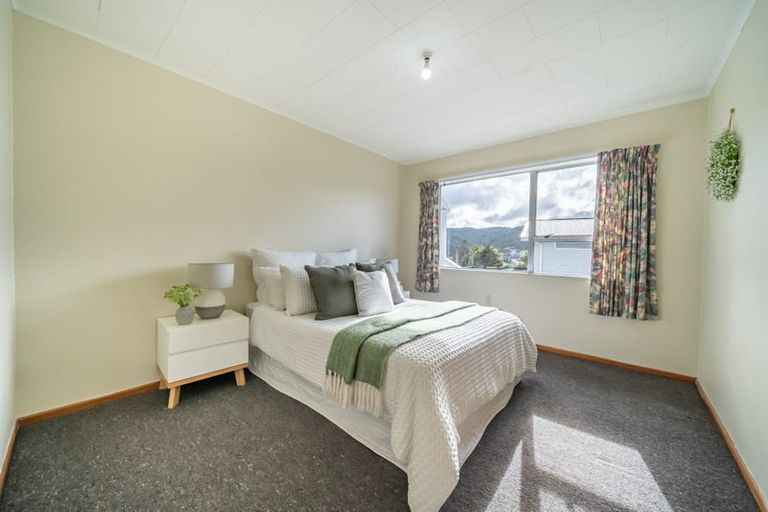 Photo of property in 31 Aniseed Grove, Timberlea, Upper Hutt, 5018