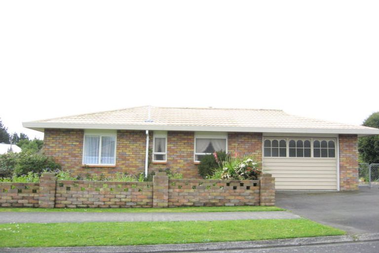 Photo of property in 18 Kowhai Street, Inglewood, 4330