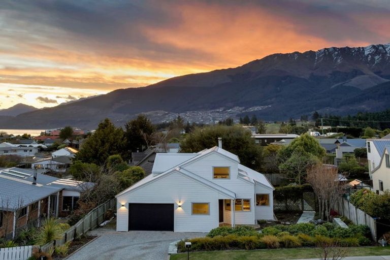Photo of property in 5 Cedar Drive, Kelvin Heights, Queenstown, 9300