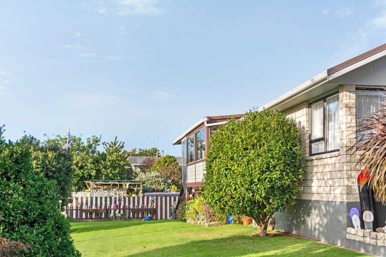 Photo of property in 1 Airedale Place, Waitara, 4320