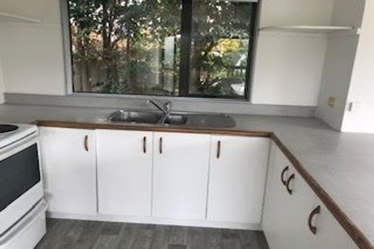 Photo of property in 3/128 Triangle Road, Massey, Auckland, 0614