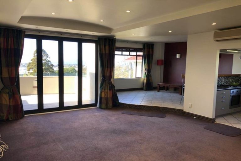 Photo of property in 19 Chivalry Road, Glenfield, Auckland, 0629