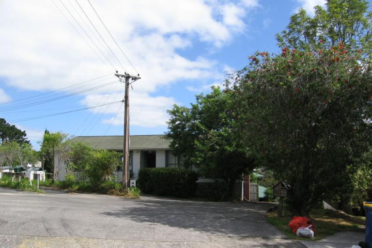 Photo of property in 1/30 Coroglen Avenue, Birkenhead, Auckland, 0626