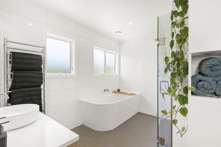 Photo of property in 14 Tarahanga Street, Northcote, Auckland, 0627