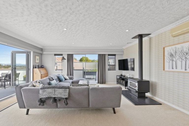 Photo of property in 21 Chelsea View Drive, Chatswood, Auckland, 0626