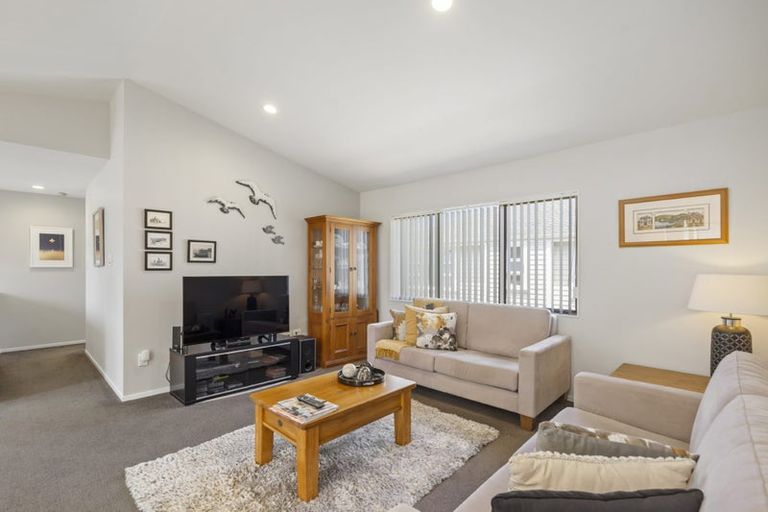 Photo of property in 2/23 Kiteroa Terrace, Rothesay Bay, Auckland, 0630