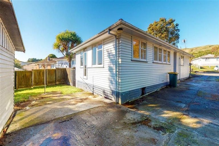 Photo of property in 14 Surprise Place, Cannons Creek, Porirua, 5024