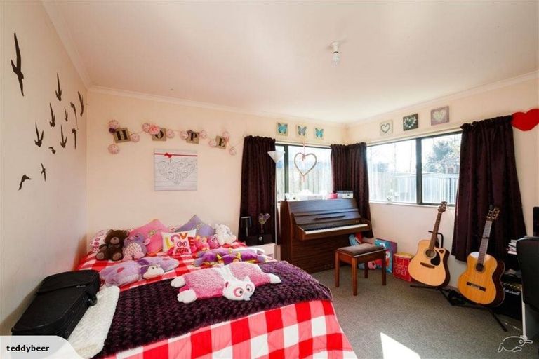 Photo of property in 15 Woburn Place, Takaro, Palmerston North, 4412