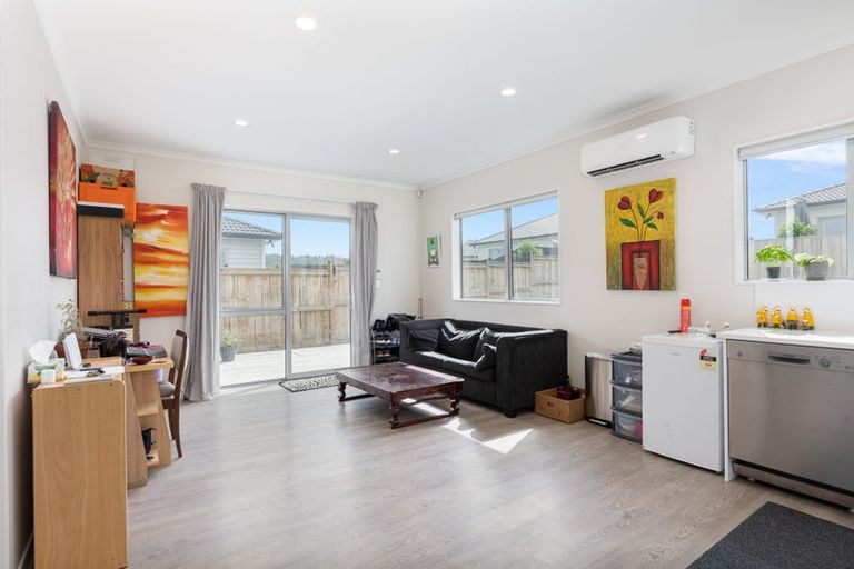 Photo of property in 13 Walter Ruddock Avenue, Kumeu, 0810