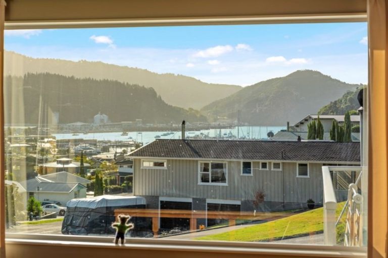 Photo of property in 27 Seaview Crescent, Picton, 7220