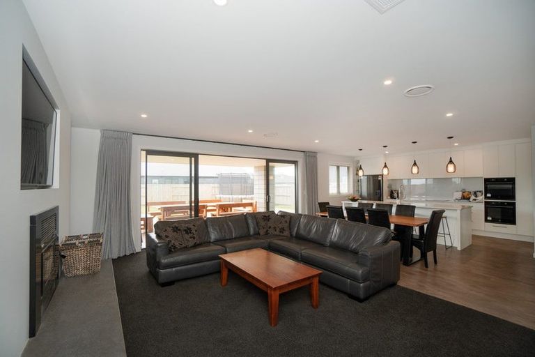 Photo of property in 76 Johnstone Drive, Fitzherbert, Palmerston North, 4410