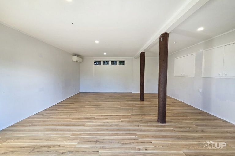 Photo of property in 1 Fernhaven Place, Massey, Auckland, 0614