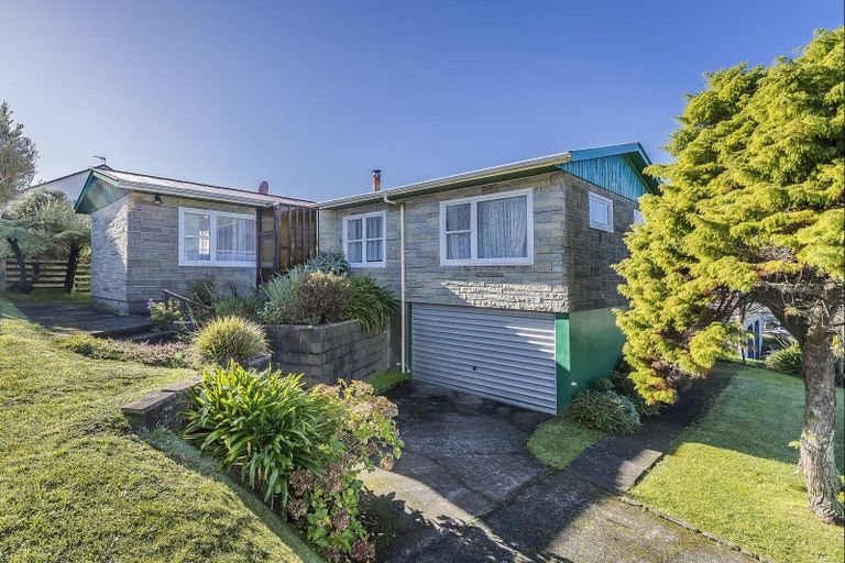 Photo of property in 16 Stewart Drive, Newlands, Wellington, 6037