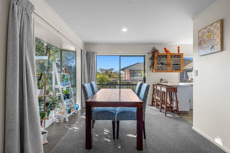 Photo of property in 4 Albizia Avenue, Henderson, Auckland, 0612