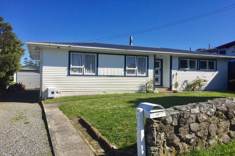 Photo of property in 49 Cotswold Crescent, Newlands, Wellington, 6037