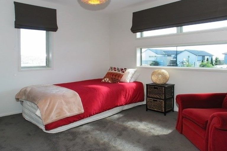 Photo of property in 10 Hollyford Place, Aotea, Porirua, 5024