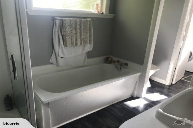 Photo of property in 24 Kent Crescent, Awapuni, Palmerston North, 4412