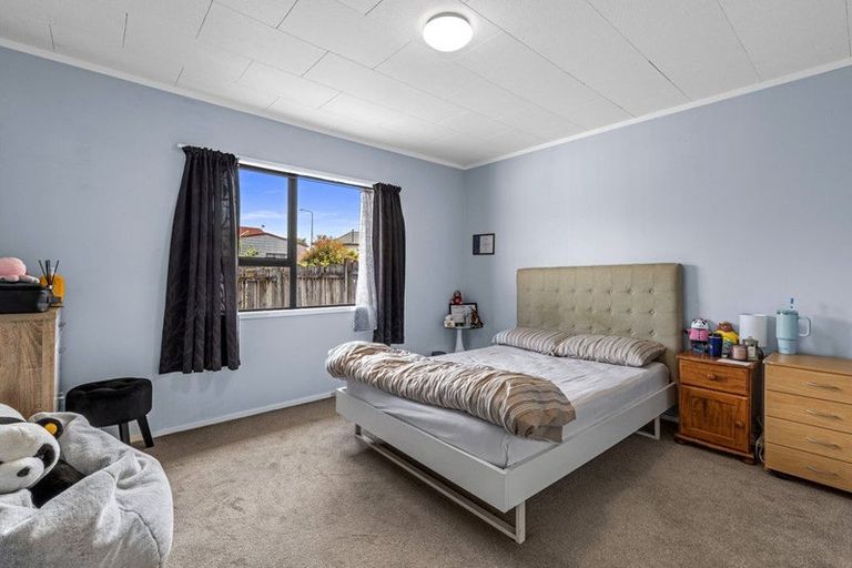 Photo of property in 1/16 Cabello Place, Unsworth Heights, Auckland, 0632