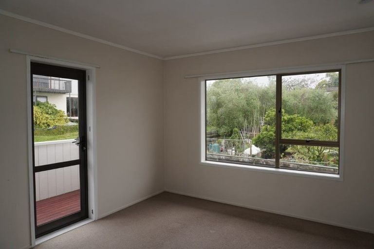 Photo of property in 2/27 Knightsbridge Drive, Forrest Hill, Auckland, 0620