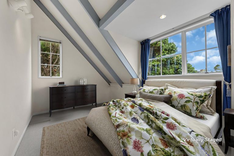 Photo of property in 100 Eugenia Rise, Goodwood Heights, Auckland, 2105