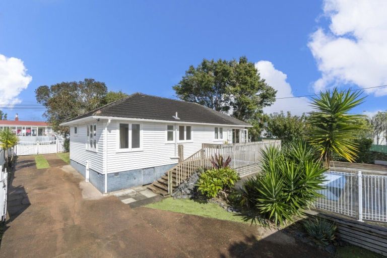 Photo of property in 6 Grainger Road, Te Atatu South, Auckland, 0610