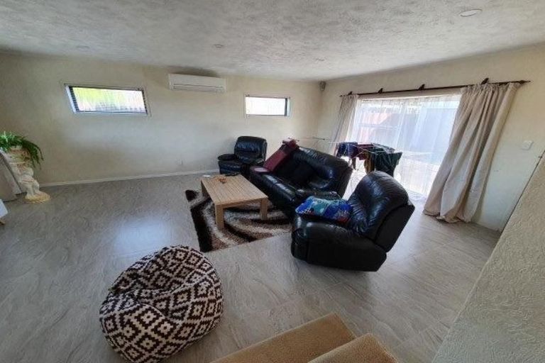 Photo of property in 12 Buckingham Crescent, Manukau, Auckland, 2025