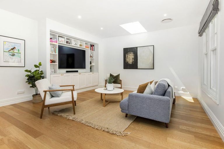 Photo of property in 60 Hawker Street, Mount Victoria, Wellington, 6011