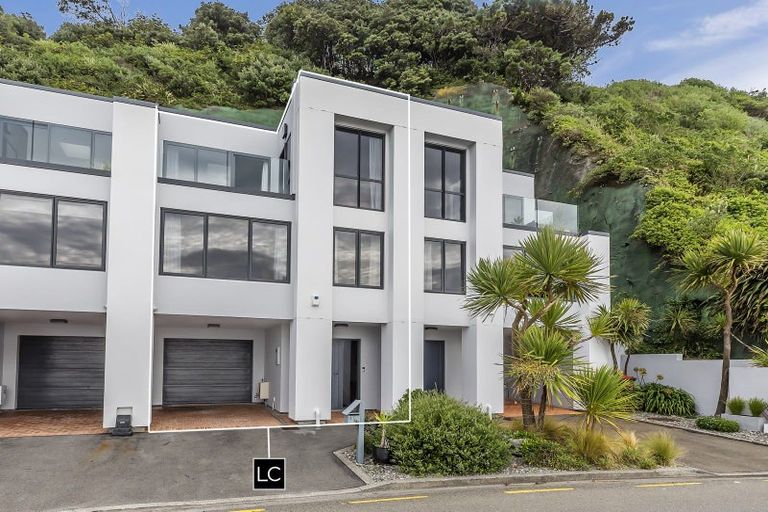 Photo of property in 2/148 Evans Bay Parade, Roseneath, Wellington, 6021