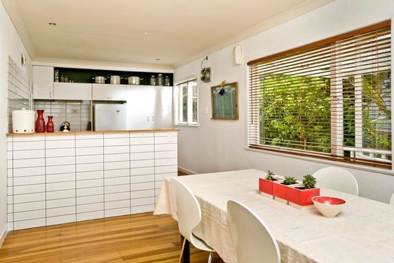 Photo of property in 255 Glenfield Road, Hillcrest, Auckland, 0627