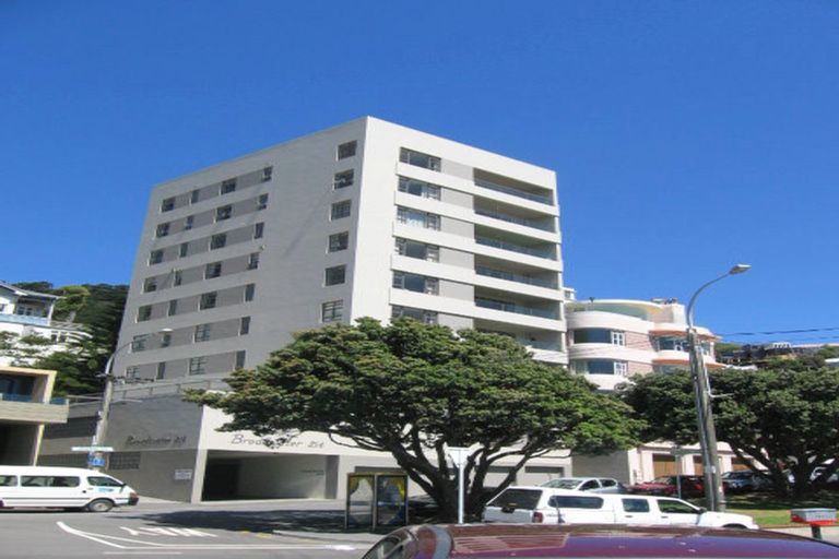 Photo of property in Broadwater Apartments, 214 Oriental Parade, Oriental Bay, Wellington, 6011