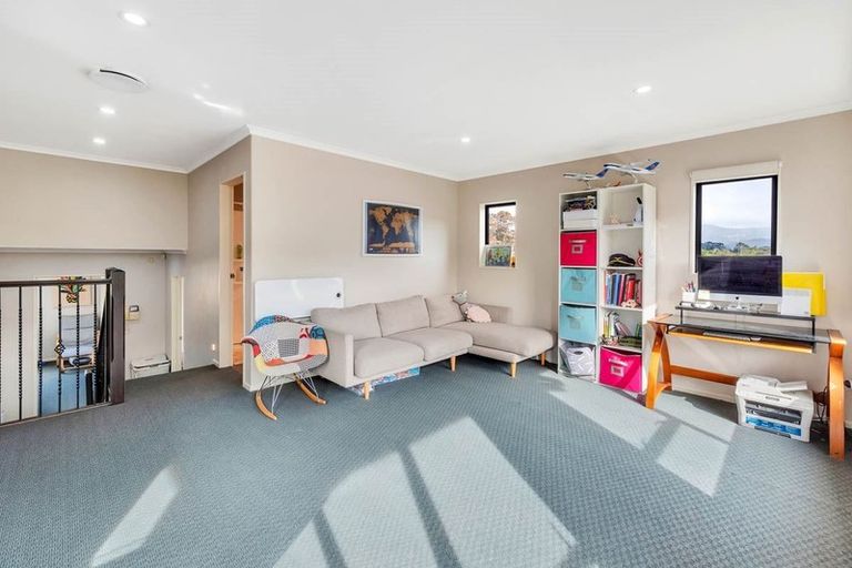 Photo of property in 43 South Kensington Way, Henderson, Auckland, 0612