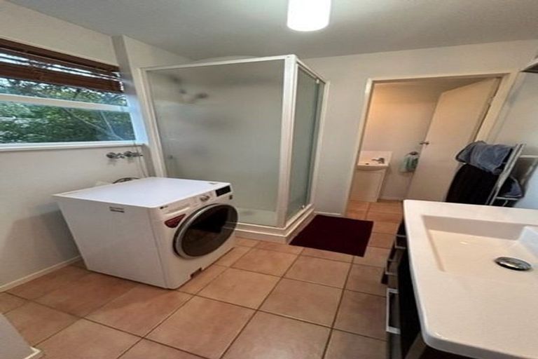 Photo of property in 124 Taylor Terrace, Tawa, Wellington, 5028