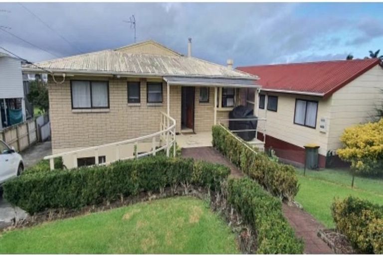 Photo of property in 82 Whangaparaoa Road, Red Beach, 0932