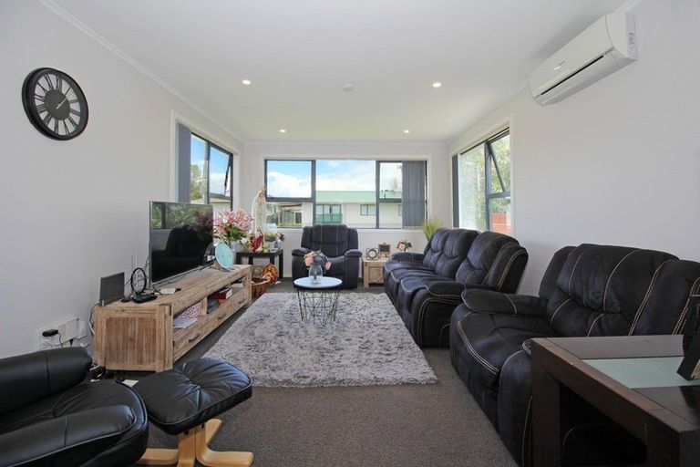 Photo of property in 9 Staverton Crescent, Mangere, Auckland, 2022