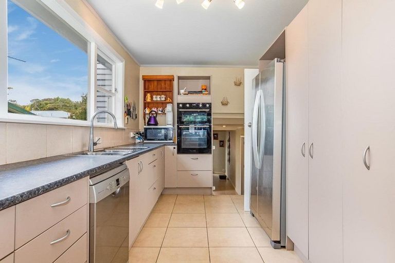 Photo of property in 1 Julia Place, Tawa, Wellington, 5028