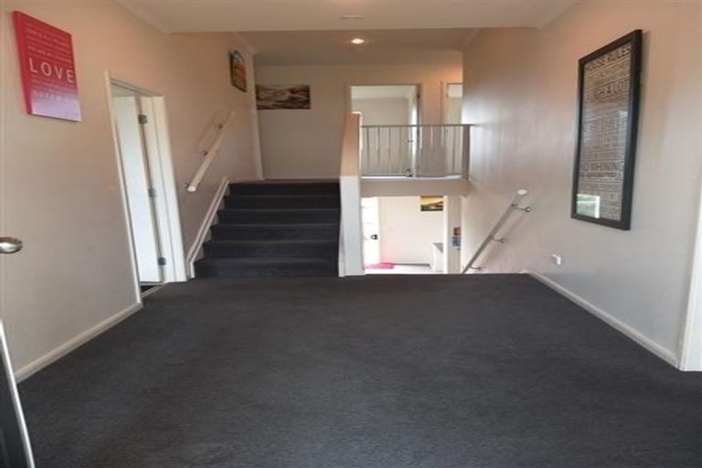 Photo of property in 74 George Deane Place, Greenhithe, Auckland, 0632
