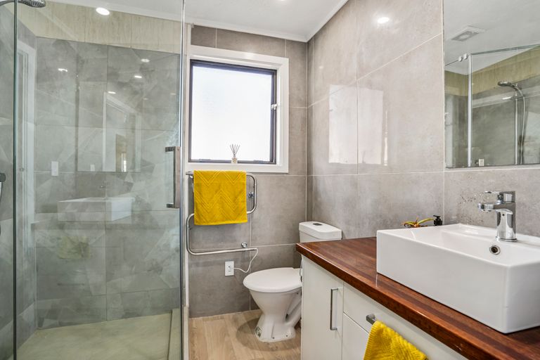 Photo of property in 70 Pemberton Avenue, Bayview, Auckland, 0629