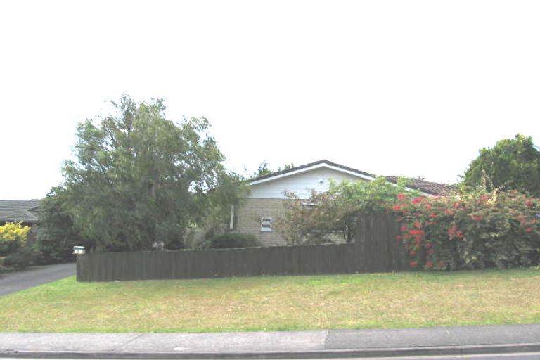 Photo of property in 3 Landsberg Way, Windsor Park, Auckland, 0632