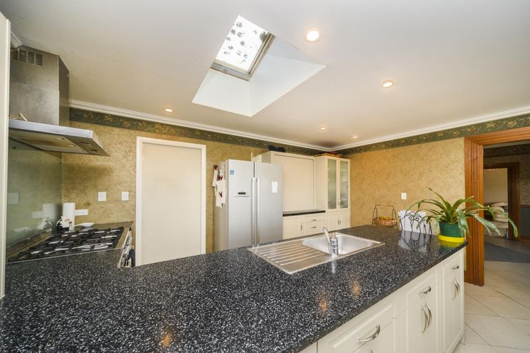 Photo of property in 32 Johnstone Drive, Fitzherbert, Palmerston North, 4410