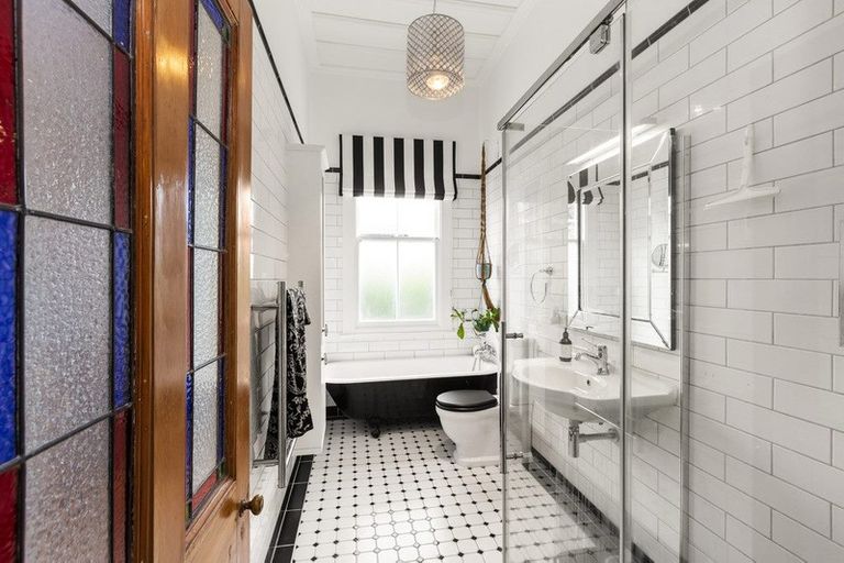 Photo of property in 46 Forest Lake Road, Forest Lake, Hamilton, 3200