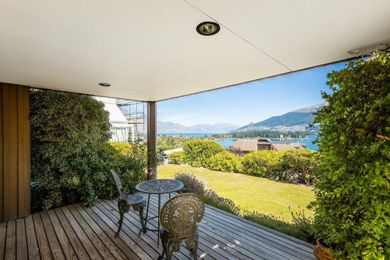 Photo of property in 2 Milward Place, Kelvin Heights, Queenstown, 9300