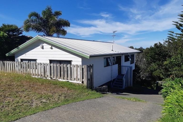 Photo of property in 16 Noeleen Street, Glenfield, Auckland, 0629