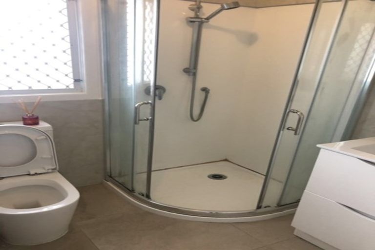 Photo of property in 100 Gossamer Drive, Pakuranga Heights, Auckland, 2010