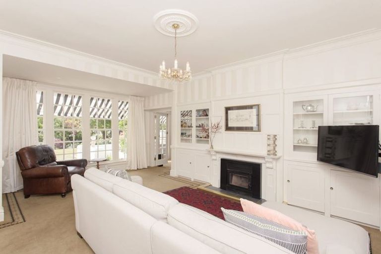 Photo of property in 122 Straven Road, Fendalton, Christchurch, 8014