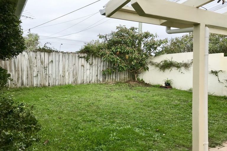 Photo of property in 3/2 Lansdowne Street, Bayswater, Auckland, 0622