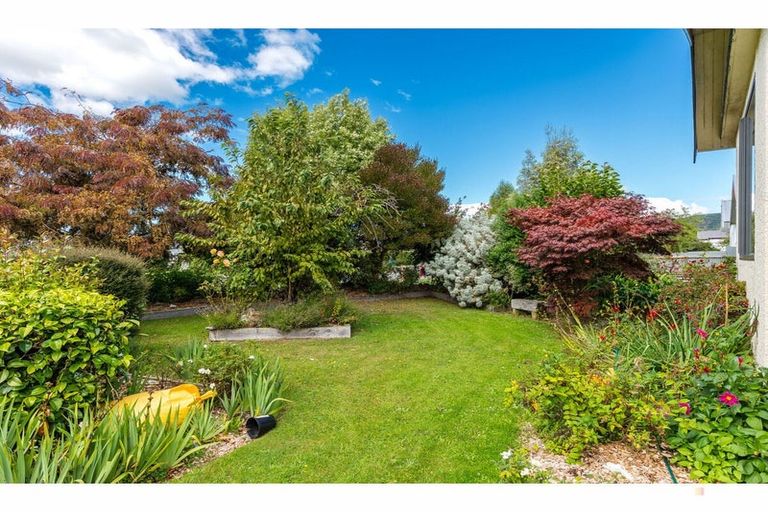 Photo of property in 70 Rhodes Street, Waimate, 7924