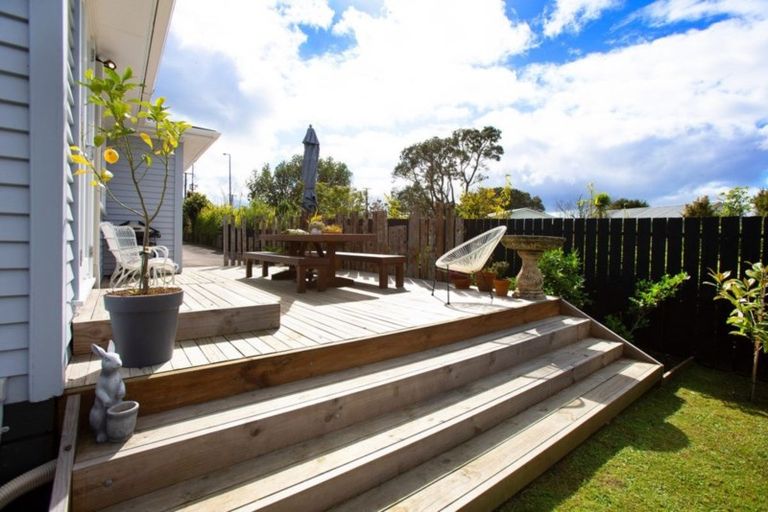 Photo of property in 2/99 Hobsonville Road, West Harbour, Auckland, 0618