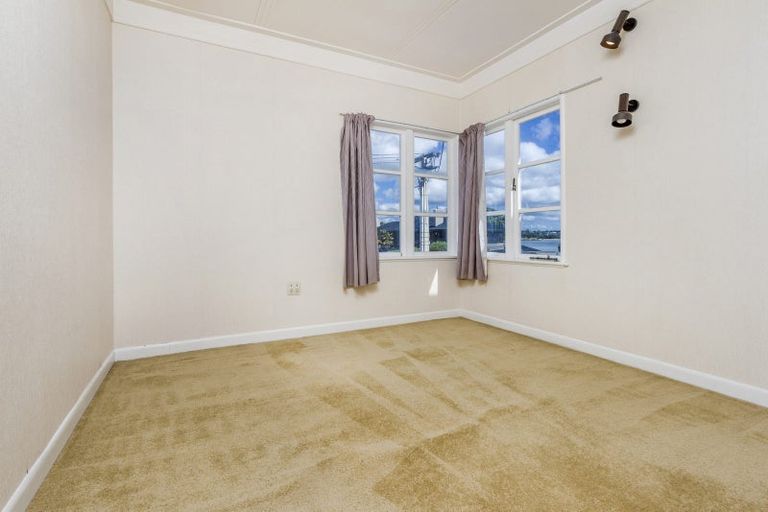 Photo of property in 39 Ocean View Road, Milford, Auckland, 0620