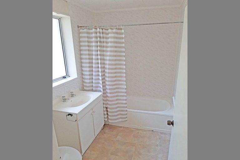 Photo of property in 42 Mildmay Road, Henderson, Auckland, 0610